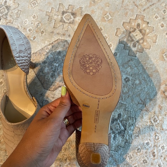Brand new Vince Camuto pump with a flared heel - Picture 3 of 3